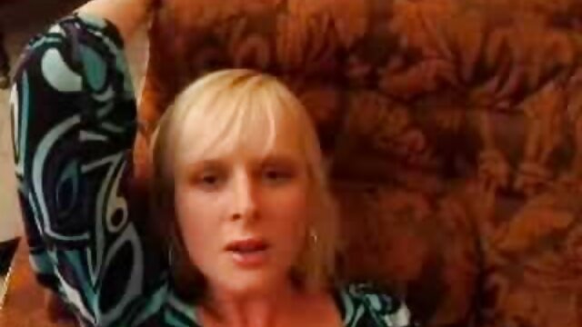 Porno maîtresse video pornographique hard de pied aux seins parfaits dans un bain moussant