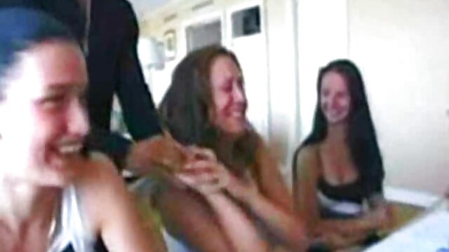 Porno Une beauté chic videos pornographiques francais se fait baiser à trois après le dîner
